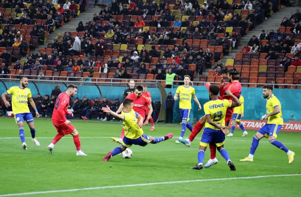Cele mai tari imagini din prima repriză a meciului FCSB - Petrolul Ploiești_22