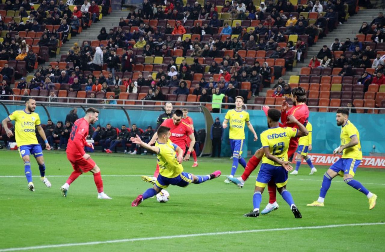 Cele mai tari imagini din prima repriză a meciului FCSB - Petrolul Ploiești_22