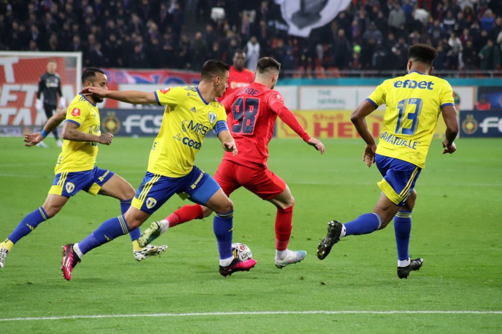 Cele mai tari imagini din prima repriză a meciului FCSB - Petrolul Ploiești_37