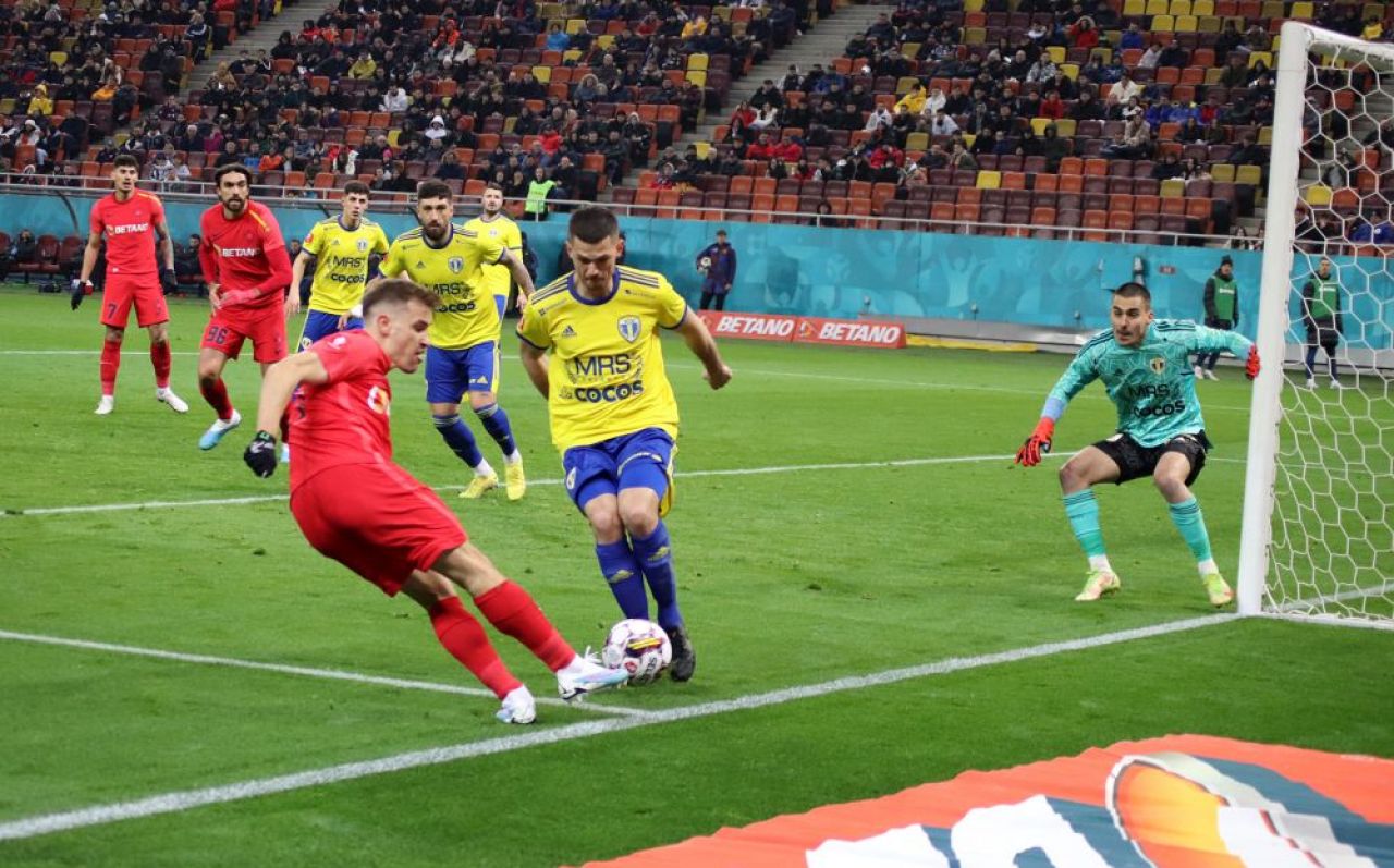 Cele mai tari imagini din prima repriză a meciului FCSB - Petrolul Ploiești_38