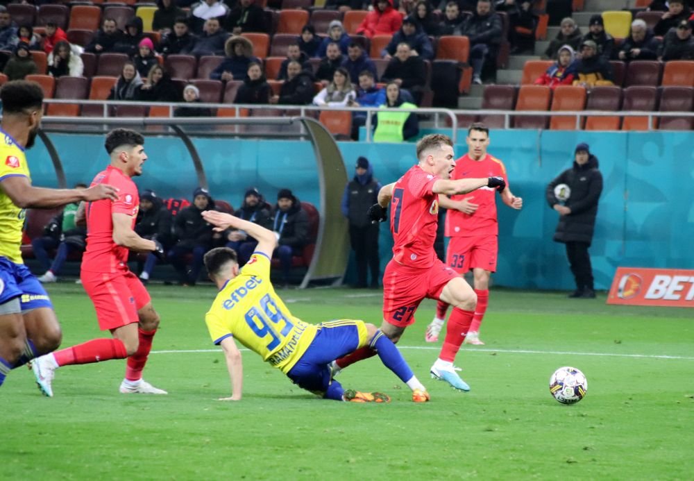Cele mai tari imagini din prima repriză a meciului FCSB - Petrolul Ploiești_40