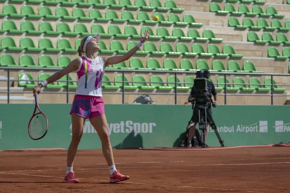 „Te antrenezi pentru ceva anume?” Eugenie Bouchard, luată la rost de fani, după ce s-a pozat din nou antrenându-se intens_37