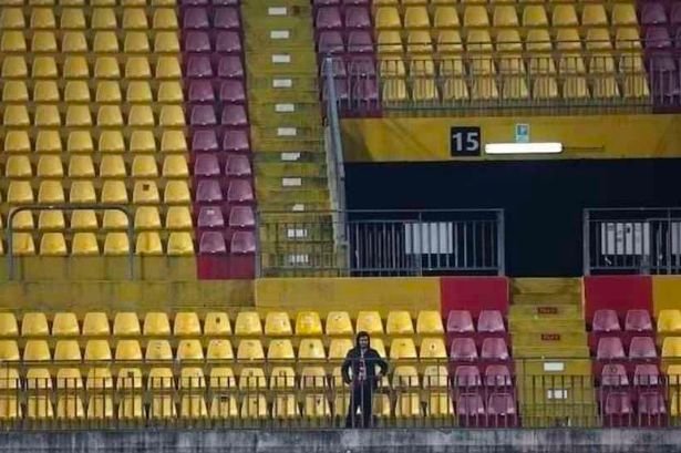 Două zile de concediu, două mașini și un avion ca să fie singurul fan din peluză: cum l-au răsplătit jucătorii și adversarii_2
