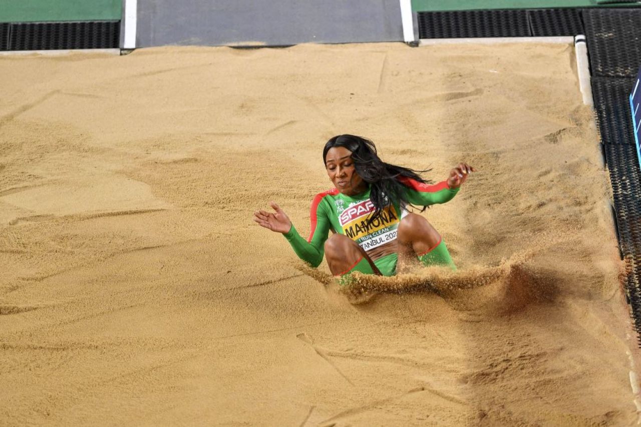 Superba Patricia Mamona ține ștacheta sus și la 35 de ani! Video provocator cu o colegă și medalie la Campionatele Europene de la Istanbul_13