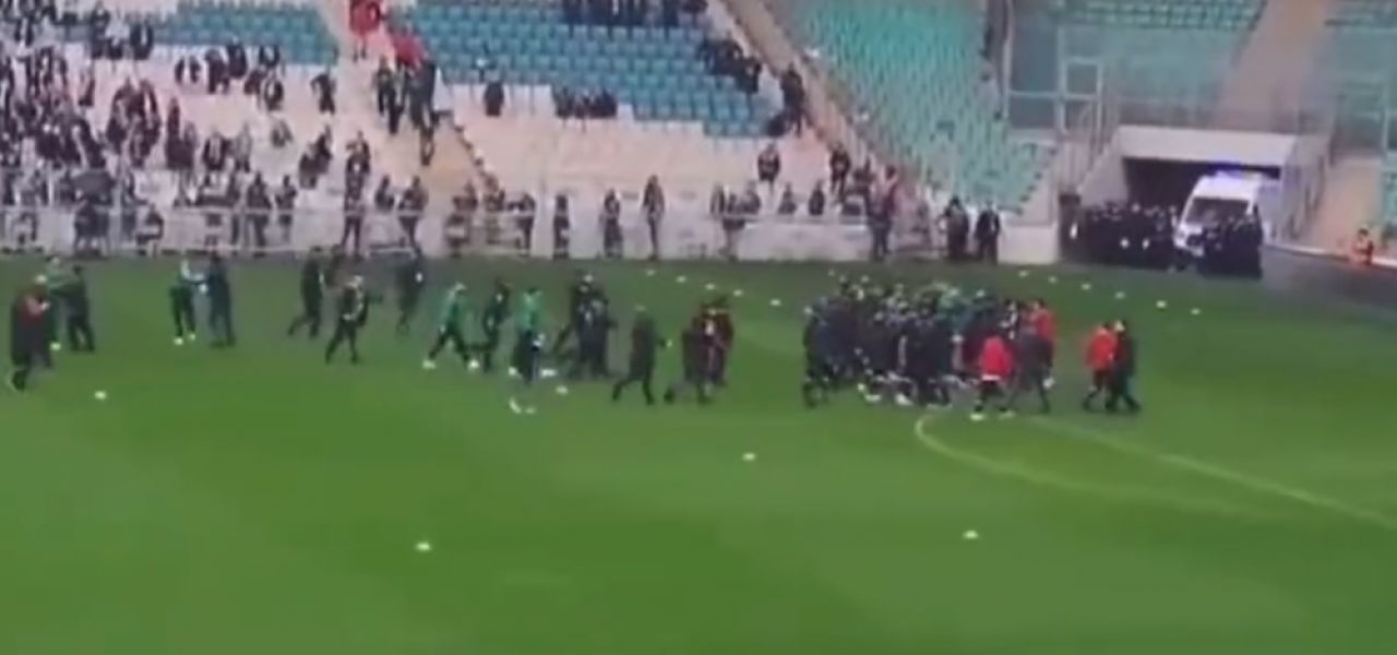 Scene șocante în Turcia: jucătorii s-au încăierat înainte de meci! Portarul a fost rănit de obiectele aruncate din tribune în timpul partidei _2