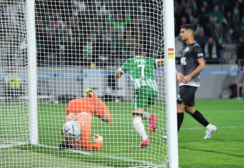 Românul care s-a retras de la echipa națională a înscris un hat-trick senzațional în derby și este golgheterul primei ligi!_10