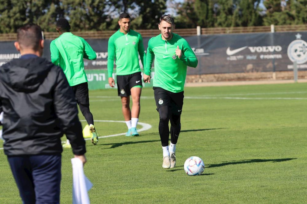 Românul care s-a retras de la echipa națională a înscris un hat-trick senzațional în derby și este golgheterul primei ligi!_11