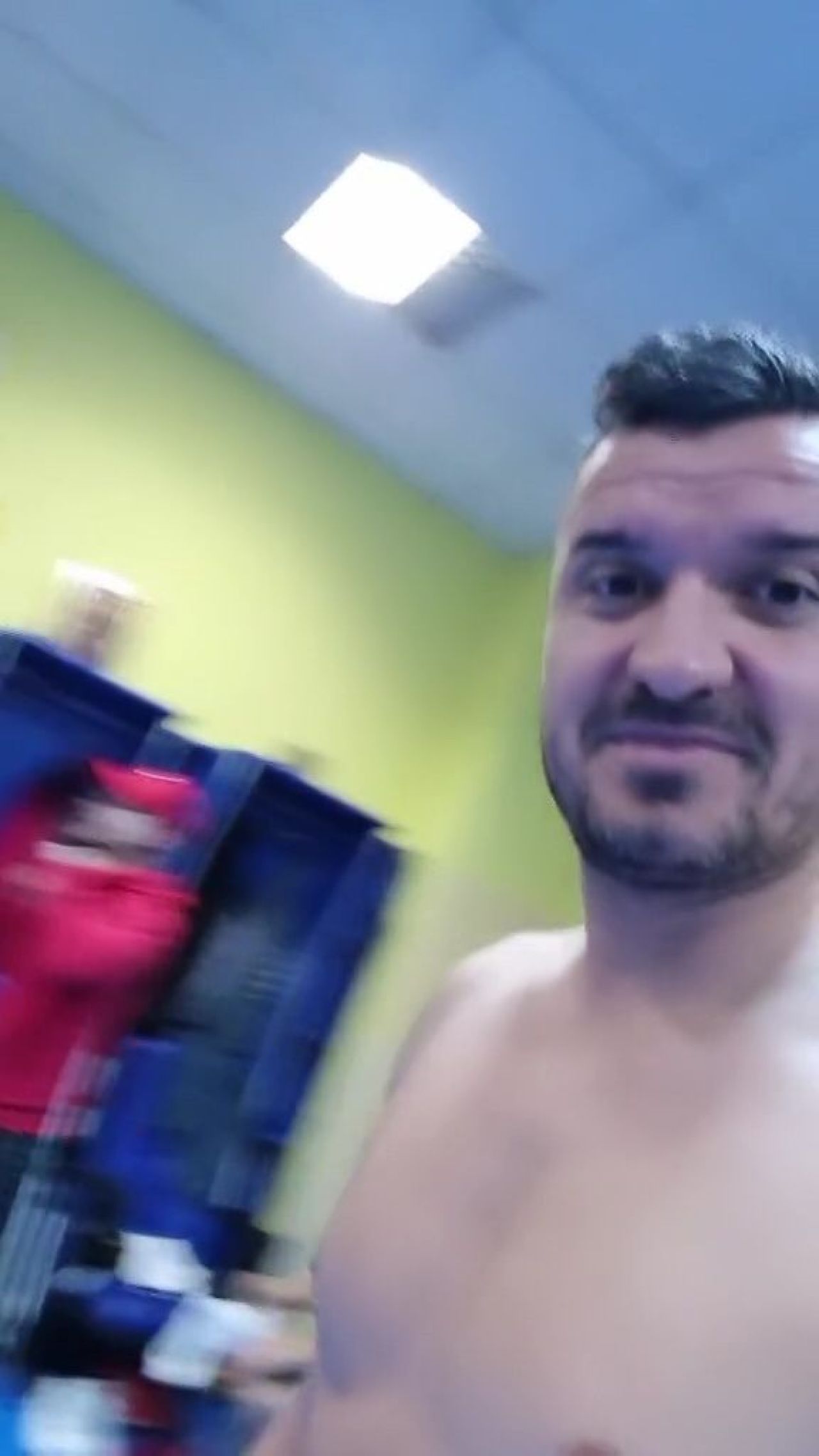 Budescu s-a filmat în pielea goală și le-a dat o replică vulgară contestatarilor_2