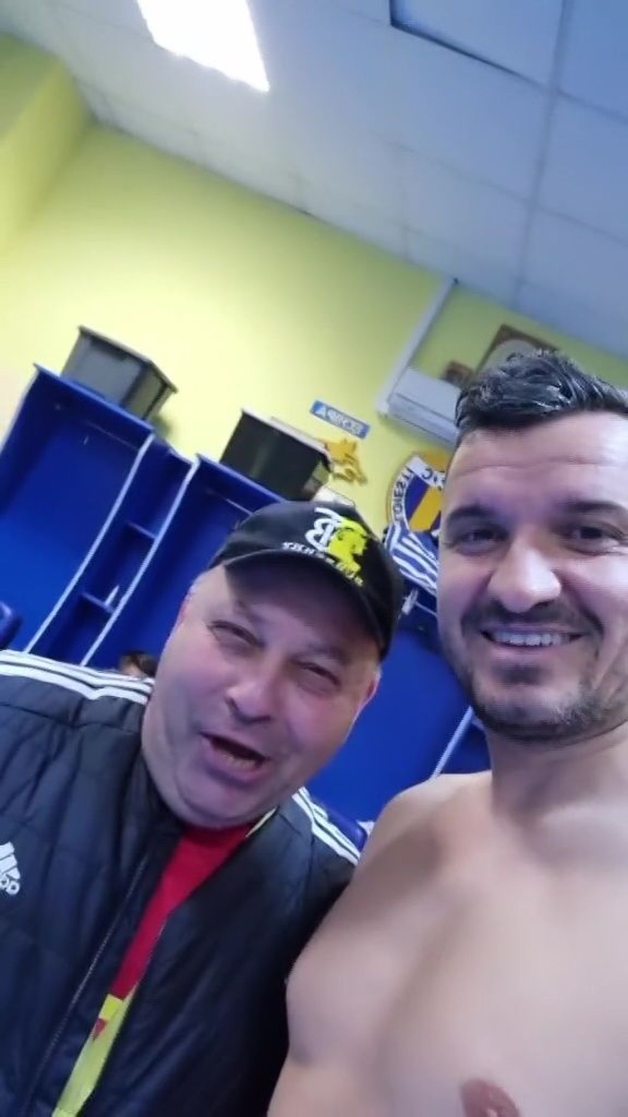 Budescu s-a filmat în pielea goală și le-a dat o replică vulgară contestatarilor_3