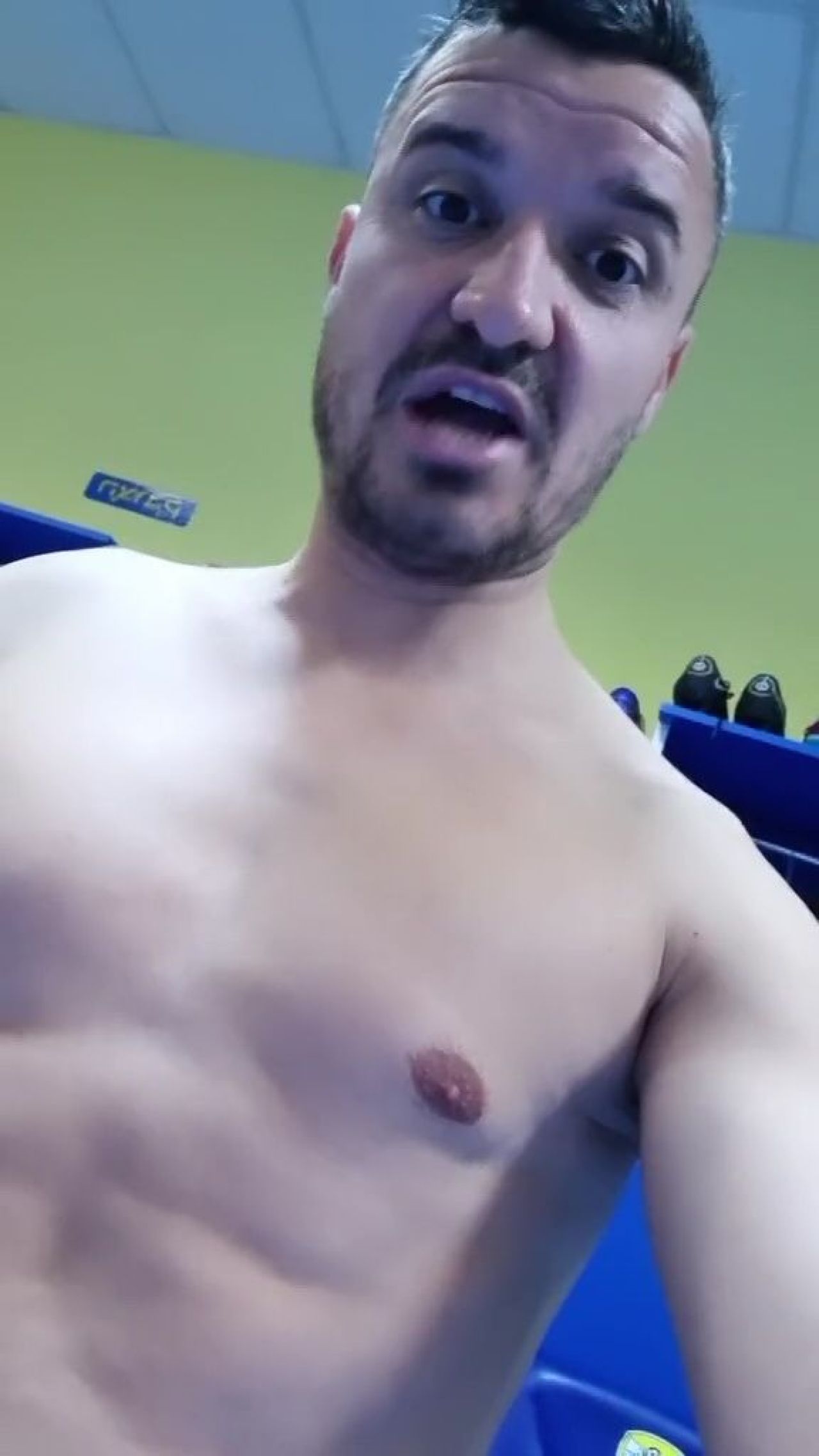 Budescu s-a filmat în pielea goală și le-a dat o replică vulgară contestatarilor_4