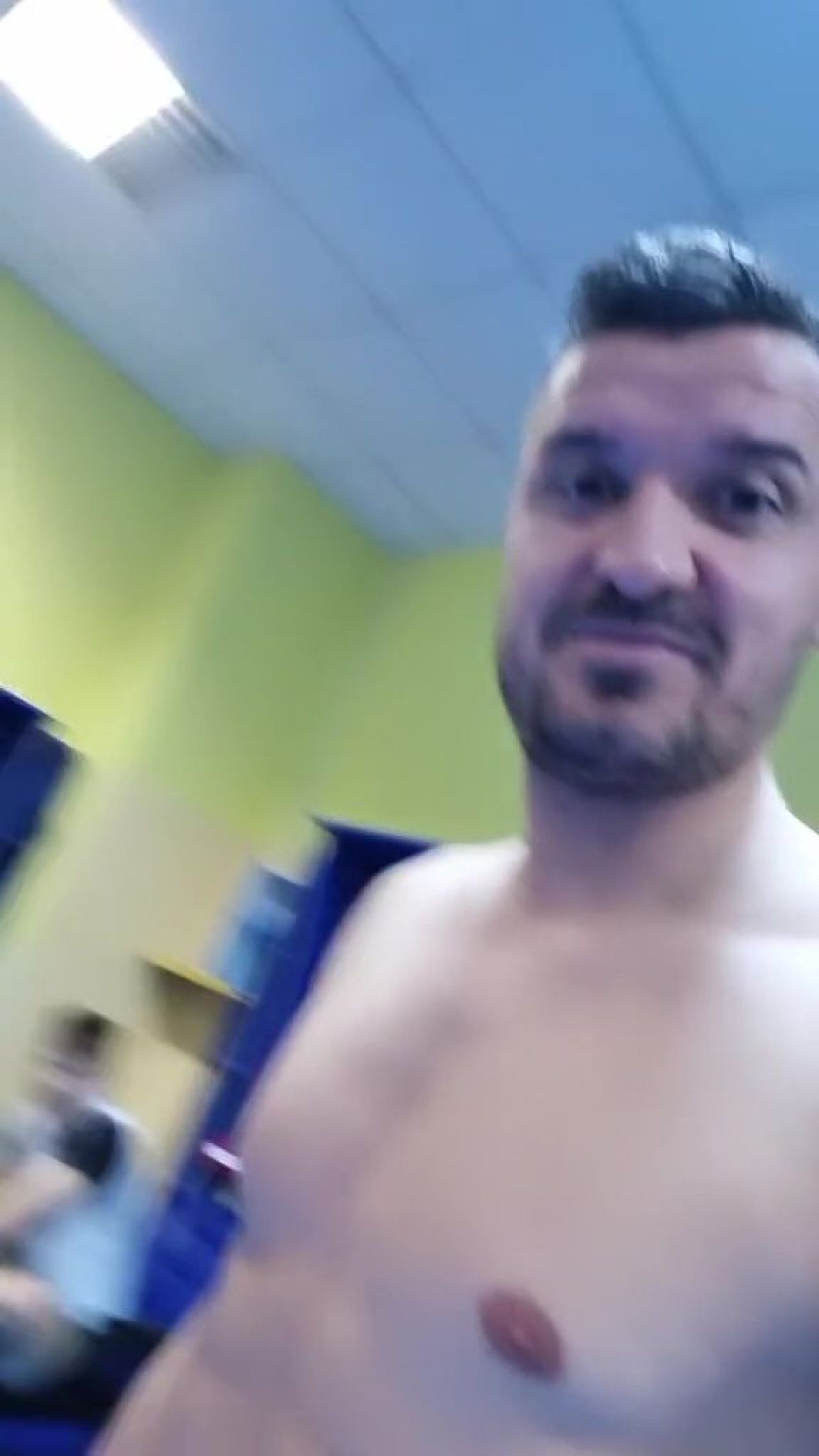 Budescu s-a filmat în pielea goală și le-a dat o replică vulgară contestatarilor_6