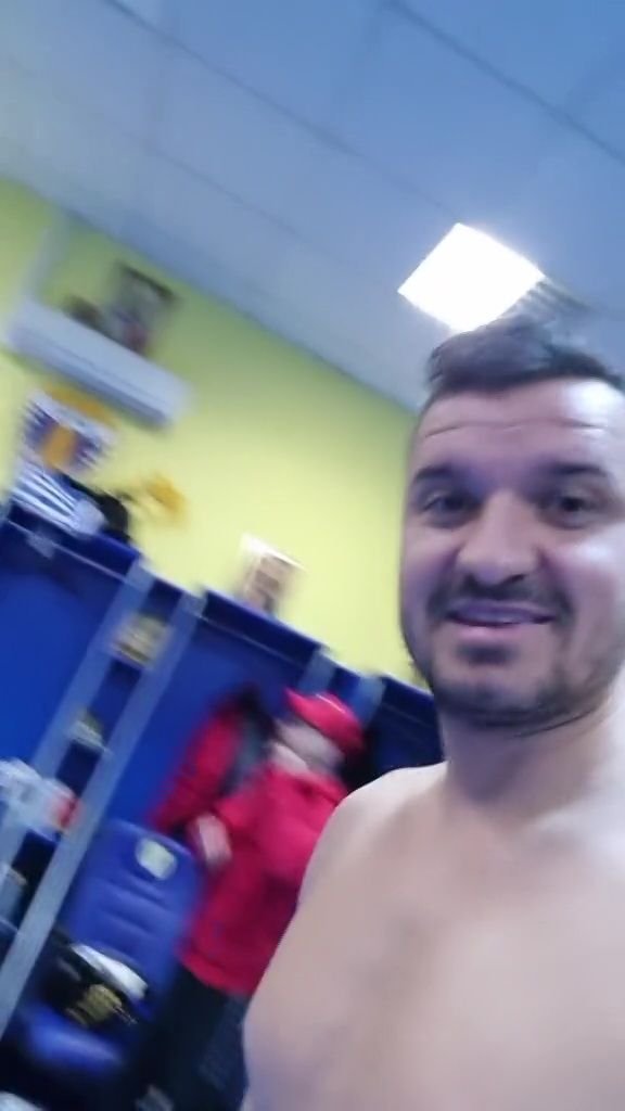 Budescu s-a filmat în pielea goală și le-a dat o replică vulgară contestatarilor_7