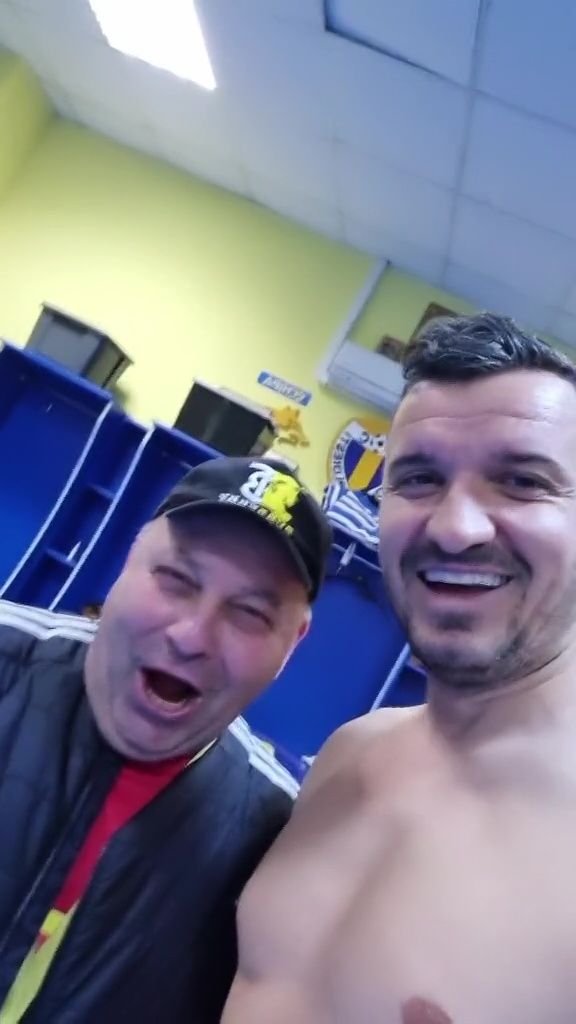 Budescu s-a filmat în pielea goală și le-a dat o replică vulgară contestatarilor_8