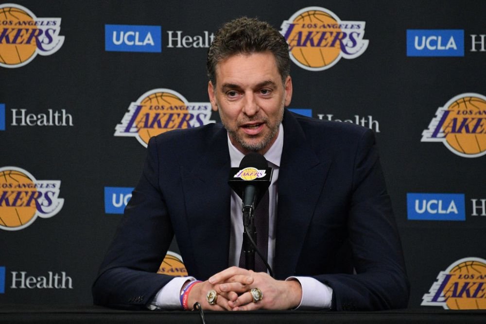 Moment emoționant! Tricoul lui Pau Gasol, retras alături de cel al &bdquo;jumătății sale&rdquo; din teren, Kobe Bryant! Legenda decedată prevăzuse momentul &icirc;n 2018&nbsp;