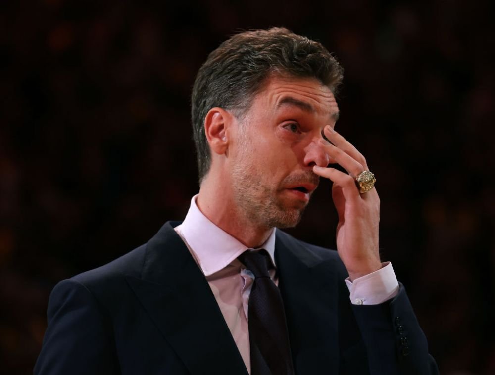 Moment emoționant! Tricoul lui Pau Gasol, retras alături de cel al „jumătății sale” din teren, Kobe Bryant! Legenda decedată prevăzuse momentul în 2018 _3