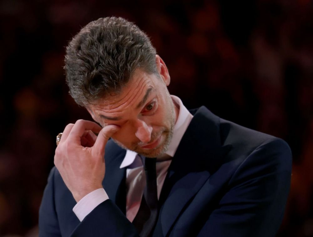 Moment emoționant! Tricoul lui Pau Gasol, retras alături de cel al „jumătății sale” din teren, Kobe Bryant! Legenda decedată prevăzuse momentul în 2018 _4
