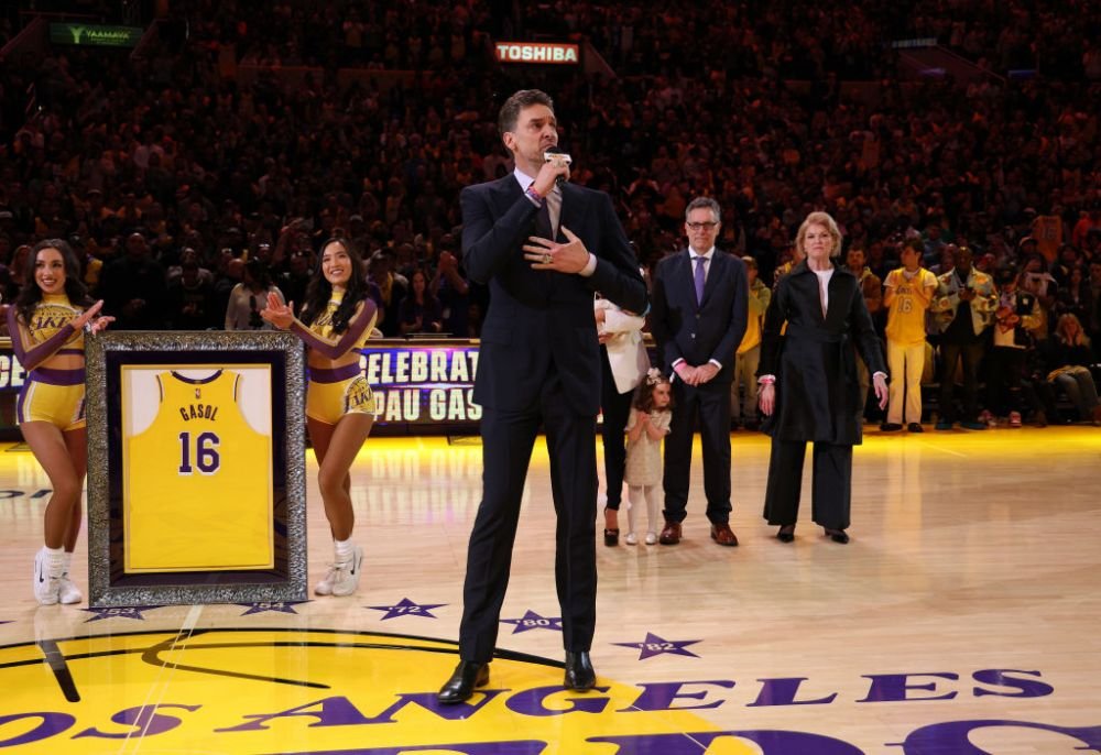 Moment emoționant! Tricoul lui Pau Gasol, retras alături de cel al „jumătății sale” din teren, Kobe Bryant! Legenda decedată prevăzuse momentul în 2018 _5