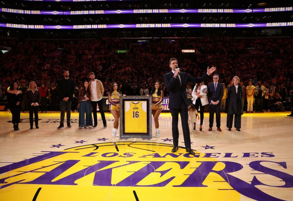Moment emoționant! Tricoul lui Pau Gasol, retras alături de cel al „jumătății sale” din teren, Kobe Bryant! Legenda decedată prevăzuse momentul în 2018 _6