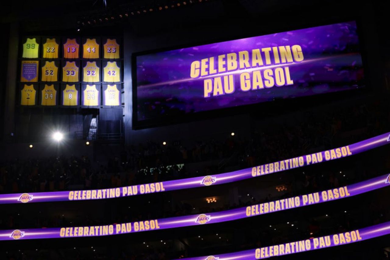 Moment emoționant! Tricoul lui Pau Gasol, retras alături de cel al „jumătății sale” din teren, Kobe Bryant! Legenda decedată prevăzuse momentul în 2018 _8