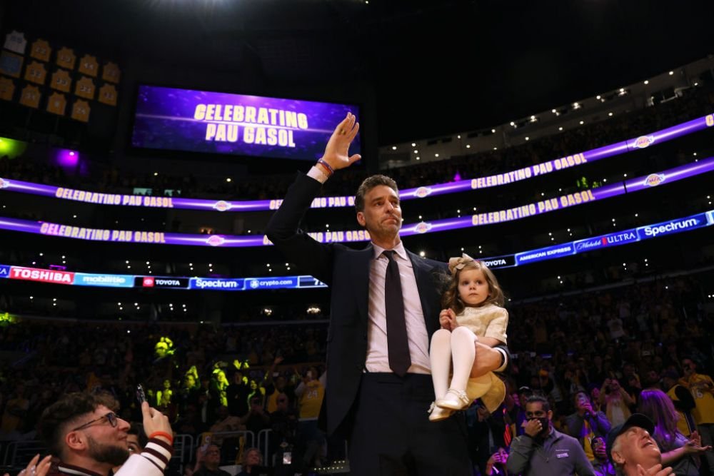 Moment emoționant! Tricoul lui Pau Gasol, retras alături de cel al „jumătății sale” din teren, Kobe Bryant! Legenda decedată prevăzuse momentul în 2018 _9