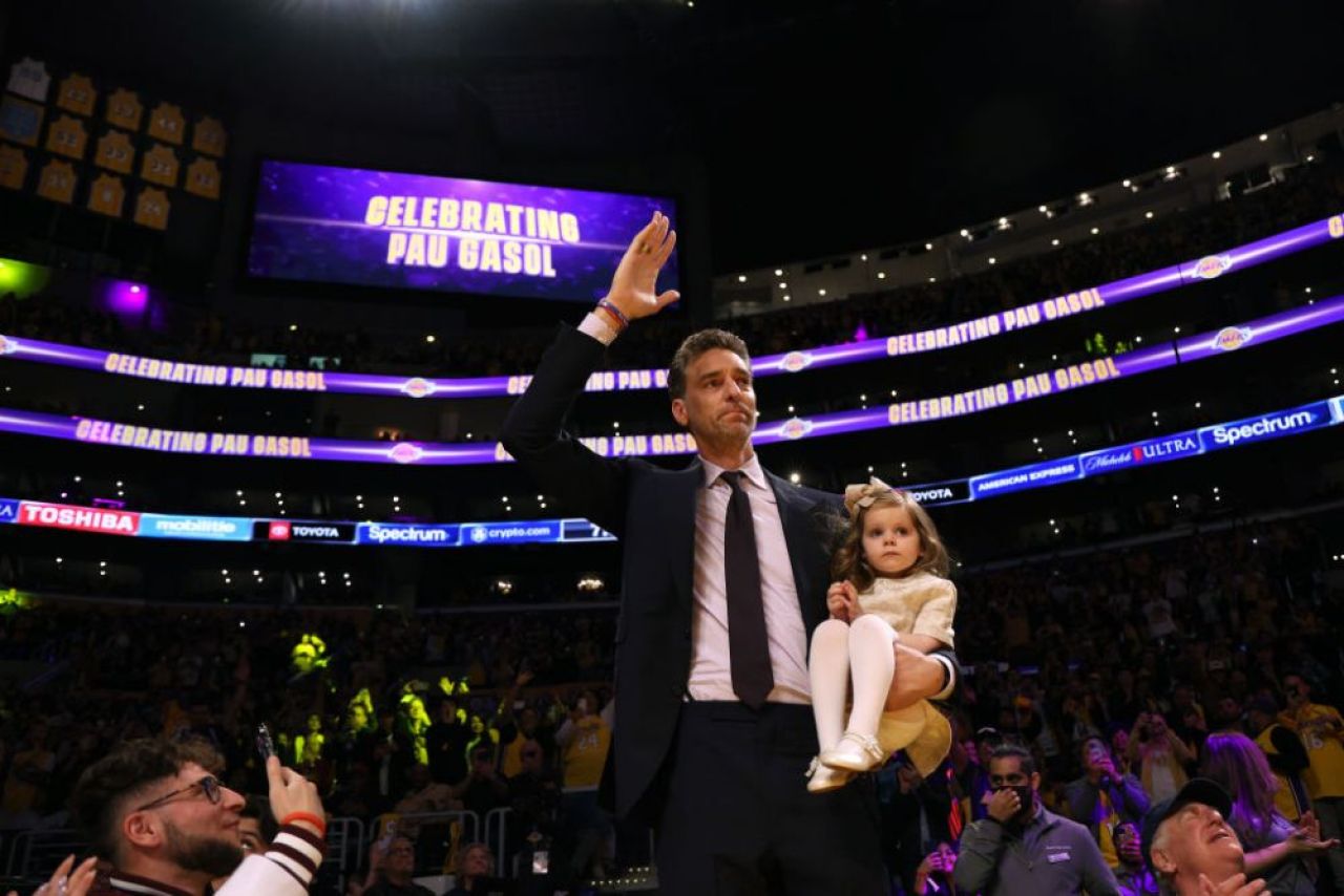 Moment emoționant! Tricoul lui Pau Gasol, retras alături de cel al „jumătății sale” din teren, Kobe Bryant! Legenda decedată prevăzuse momentul în 2018 _9