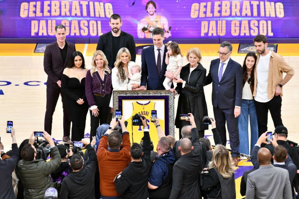 Moment emoționant! Tricoul lui Pau Gasol, retras alături de cel al „jumătății sale” din teren, Kobe Bryant! Legenda decedată prevăzuse momentul în 2018 _10