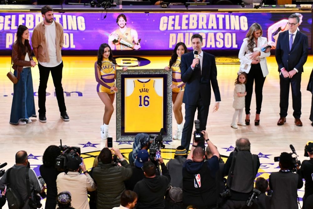 Moment emoționant! Tricoul lui Pau Gasol, retras alături de cel al „jumătății sale” din teren, Kobe Bryant! Legenda decedată prevăzuse momentul în 2018 _11