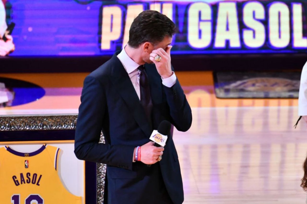 Moment emoționant! Tricoul lui Pau Gasol, retras alături de cel al „jumătății sale” din teren, Kobe Bryant! Legenda decedată prevăzuse momentul în 2018 _12
