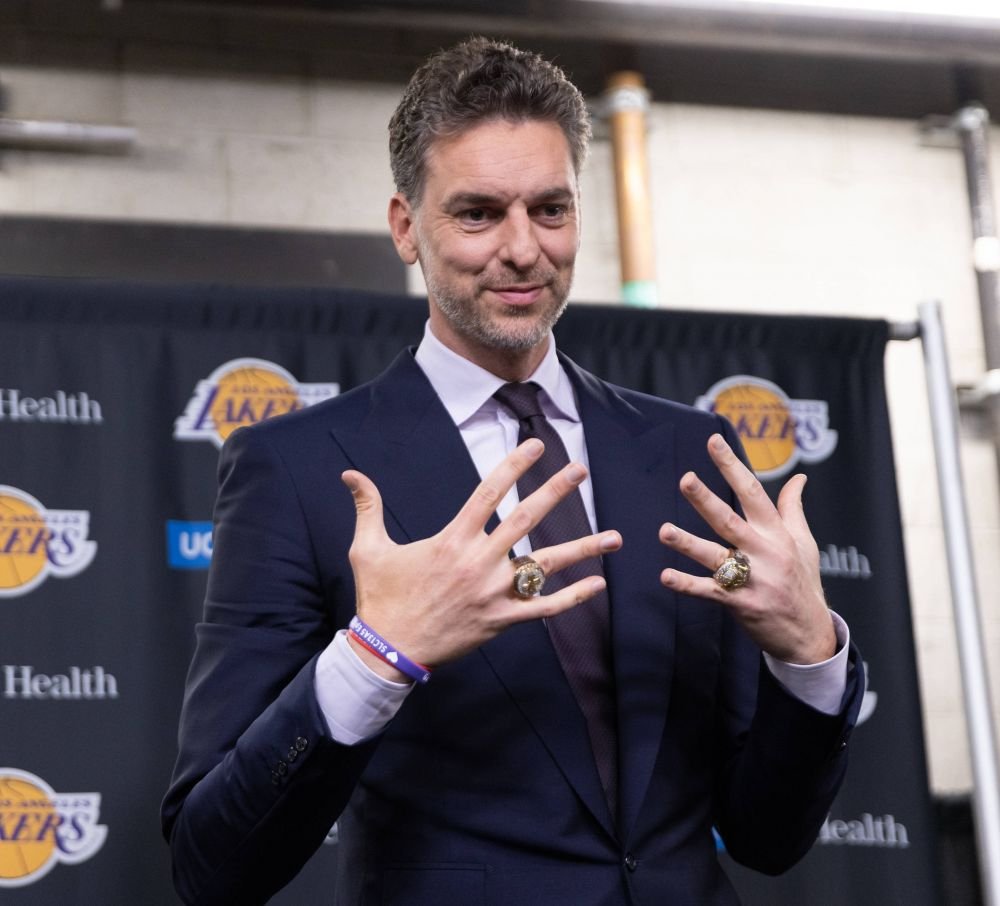 Moment emoționant! Tricoul lui Pau Gasol, retras alături de cel al „jumătății sale” din teren, Kobe Bryant! Legenda decedată prevăzuse momentul în 2018 _13