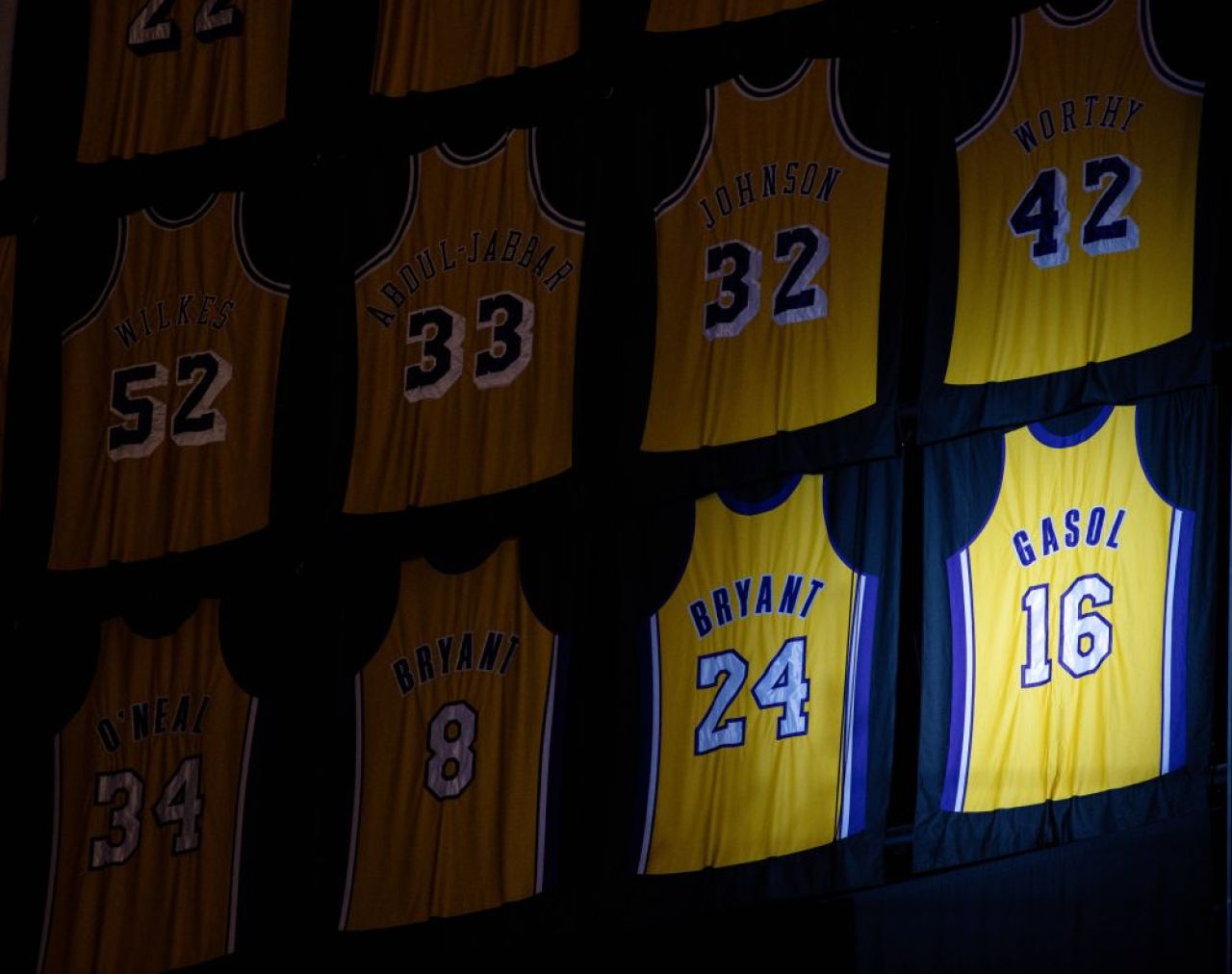 Moment emoționant! Tricoul lui Pau Gasol, retras alături de cel al „jumătății sale” din teren, Kobe Bryant! Legenda decedată prevăzuse momentul în 2018 _14