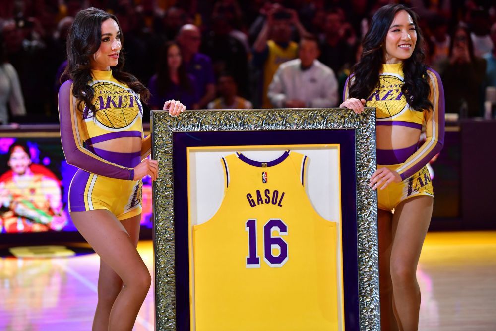Moment emoționant! Tricoul lui Pau Gasol, retras alături de cel al „jumătății sale” din teren, Kobe Bryant! Legenda decedată prevăzuse momentul în 2018 _15