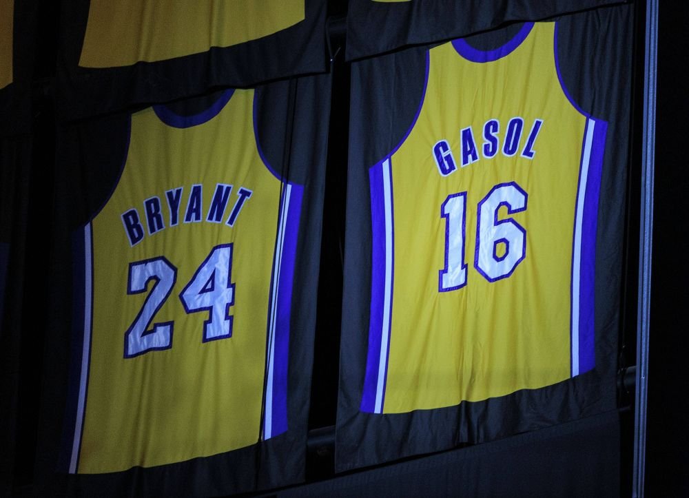 Moment emoționant! Tricoul lui Pau Gasol, retras alături de cel al „jumătății sale” din teren, Kobe Bryant! Legenda decedată prevăzuse momentul în 2018 _16