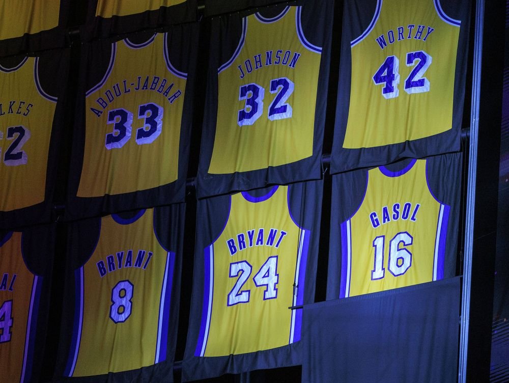 Moment emoționant! Tricoul lui Pau Gasol, retras alături de cel al „jumătății sale” din teren, Kobe Bryant! Legenda decedată prevăzuse momentul în 2018 _17