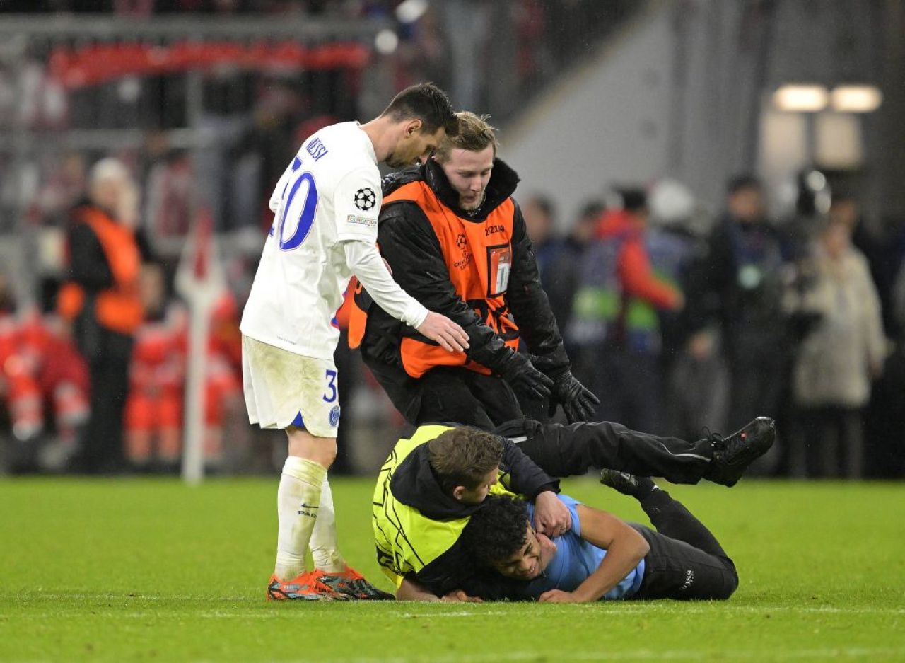 Cum a reacționat Leo Messi, când a văzut că un fan a intrat pe teren după Bayern - PSG 2-0_1