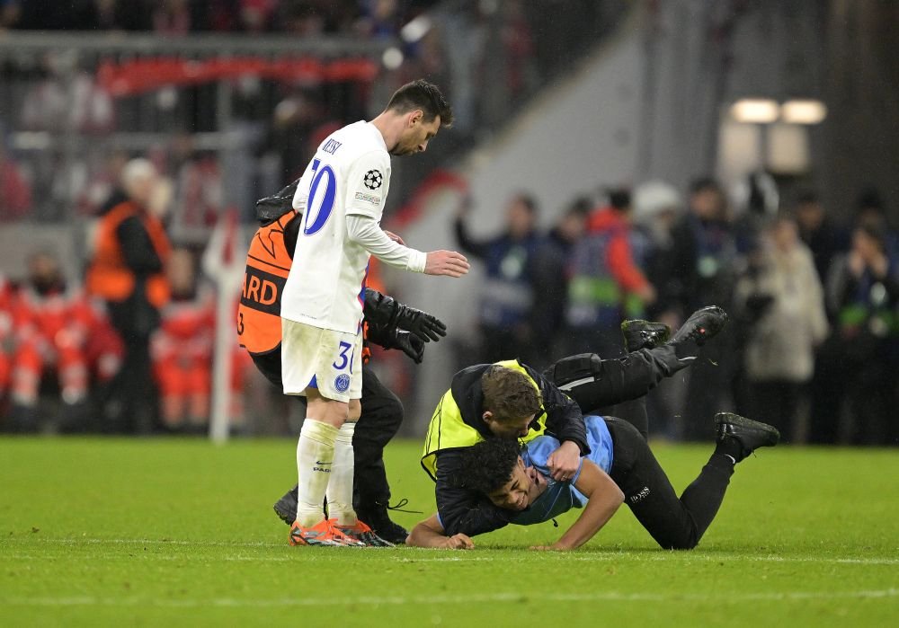 Cum a reacționat Leo Messi, când a văzut că un fan a intrat pe teren după Bayern - PSG 2-0_2