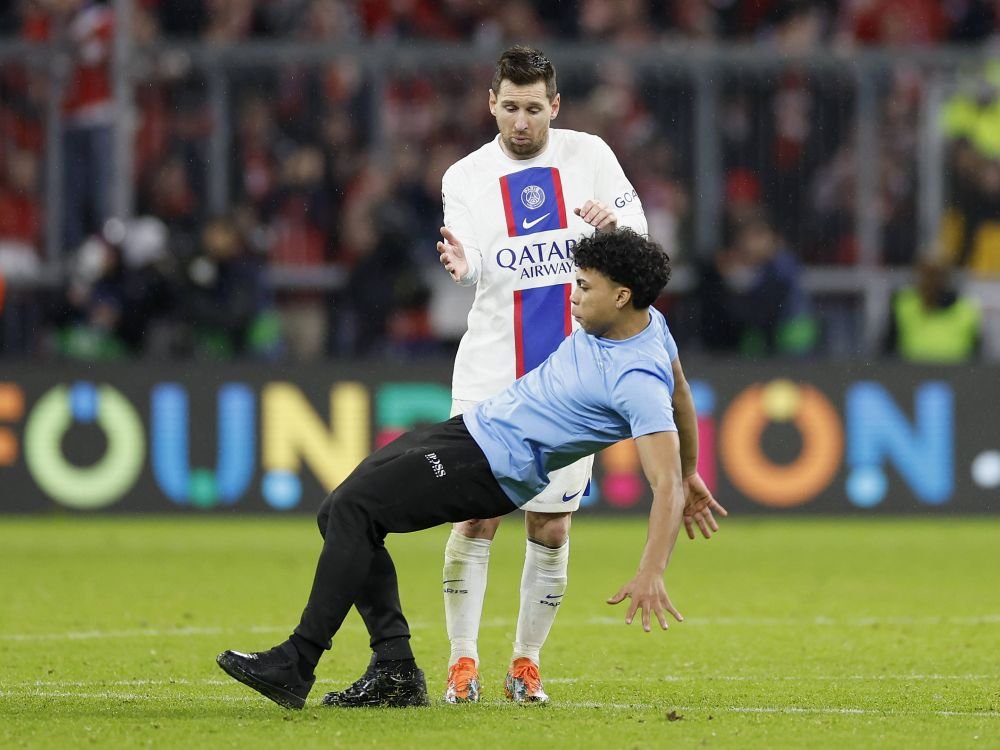 Cum a reacționat Leo Messi, când a văzut că un fan a intrat pe teren după Bayern - PSG 2-0_3