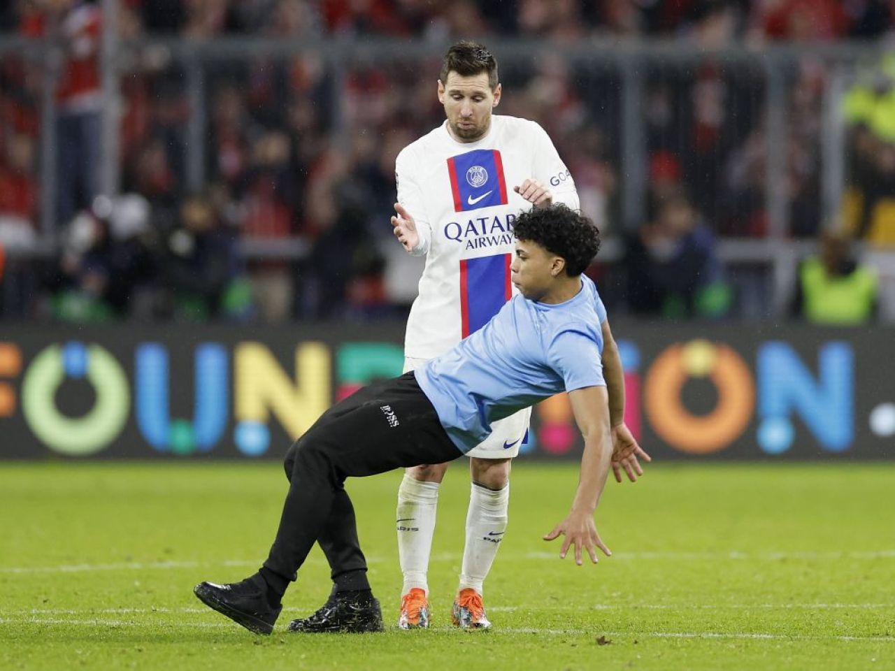 Cum a reacționat Leo Messi, când a văzut că un fan a intrat pe teren după Bayern - PSG 2-0_3