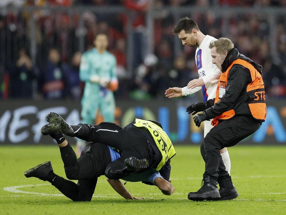 Cum a reacționat Leo Messi, când a văzut că un fan a intrat pe teren după Bayern - PSG 2-0_7