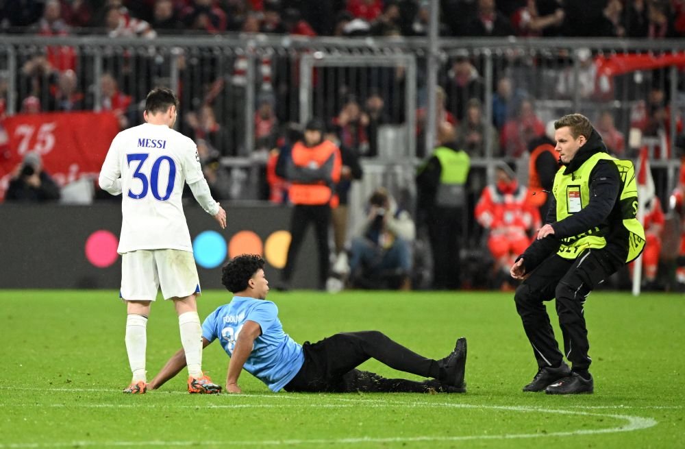 Cum a reacționat Leo Messi, când a văzut că un fan a intrat pe teren după Bayern - PSG 2-0_8