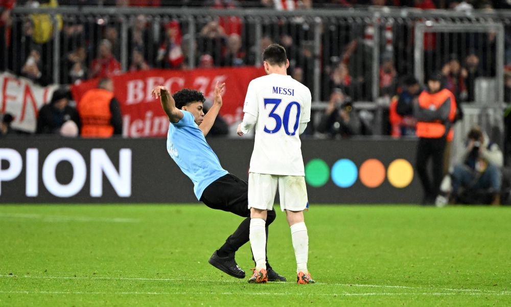 Cum a reacționat Leo Messi, când a văzut că un fan a intrat pe teren după Bayern - PSG 2-0_9