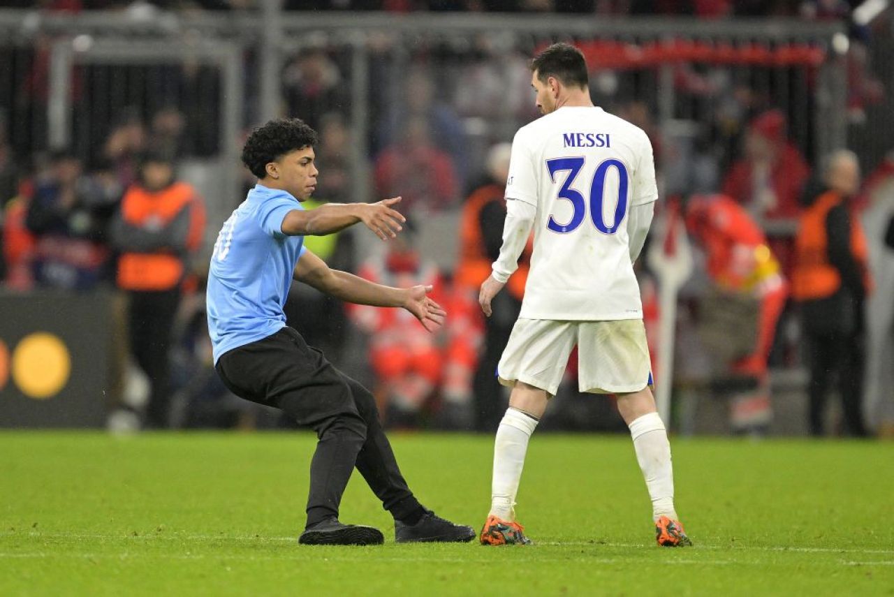 Cum a reacționat Leo Messi, când a văzut că un fan a intrat pe teren după Bayern - PSG 2-0_10