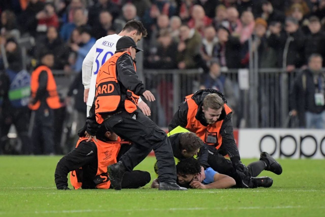 Cum a reacționat Leo Messi, când a văzut că un fan a intrat pe teren după Bayern - PSG 2-0_11
