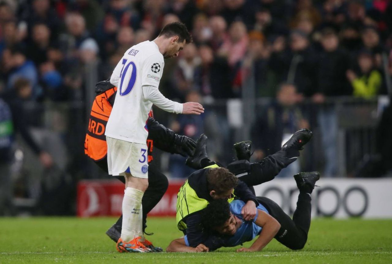 Cum a reacționat Leo Messi, când a văzut că un fan a intrat pe teren după Bayern - PSG 2-0_12