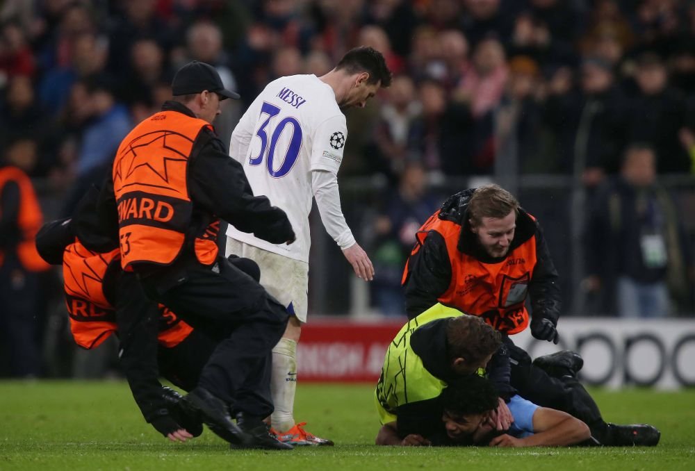 Cum a reacționat Leo Messi, când a văzut că un fan a intrat pe teren după Bayern - PSG 2-0_13