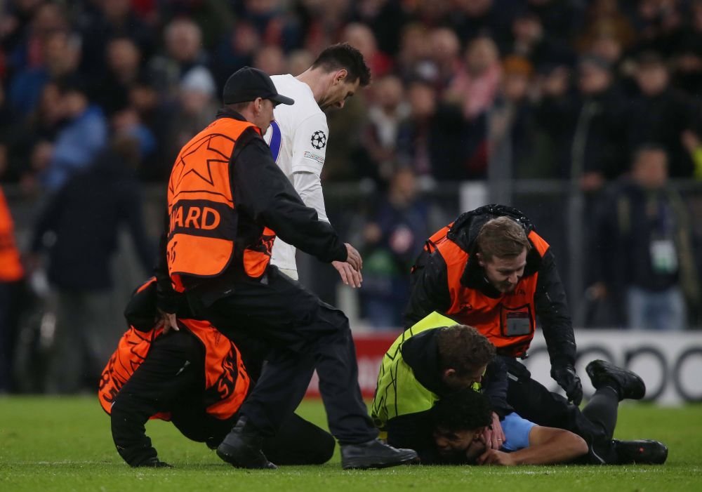 Cum a reacționat Leo Messi, când a văzut că un fan a intrat pe teren după Bayern - PSG 2-0_14