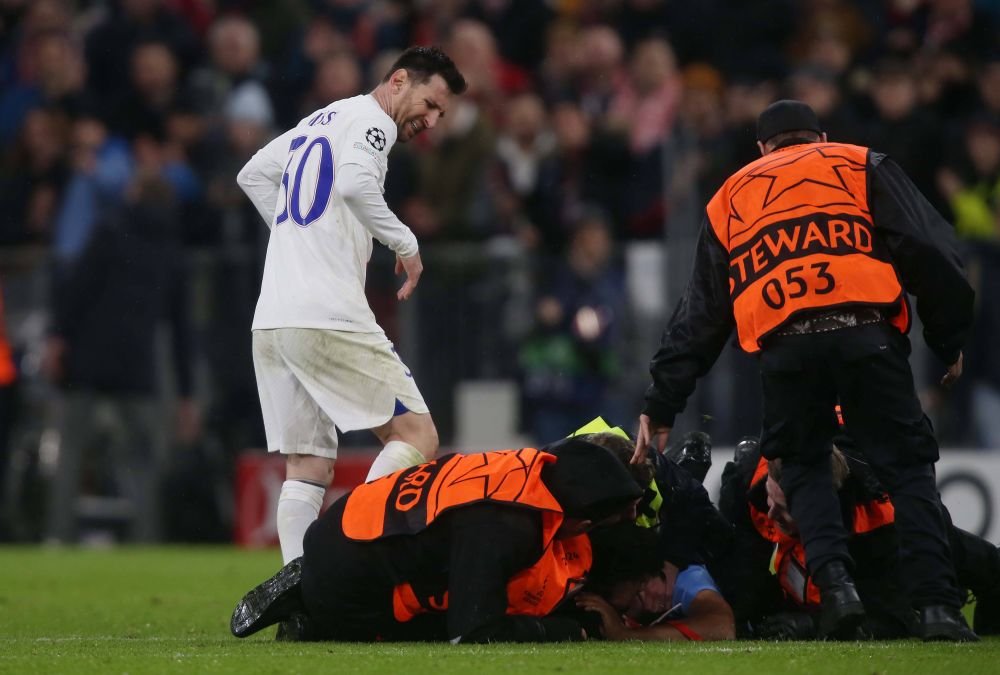 Cum a reacționat Leo Messi, când a văzut că un fan a intrat pe teren după Bayern - PSG 2-0_15
