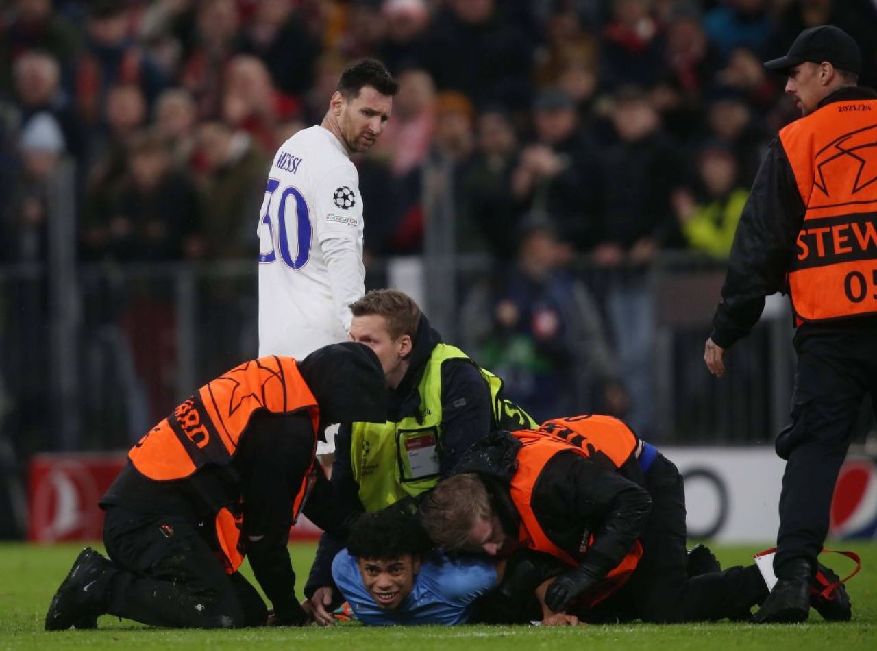 Cum a reacționat Leo Messi, când a văzut că un fan a intrat pe teren după Bayern - PSG 2-0_16