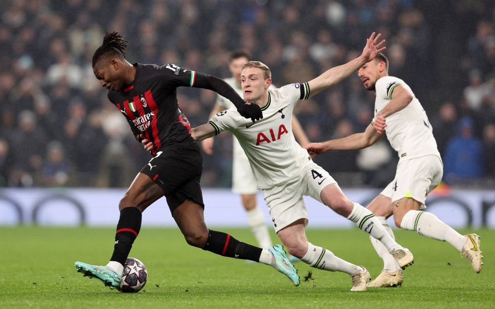 Stefano Pioli râde, cântă și dansează după calificarea lui AC Milan în sferturile Ligii Campionilor_2