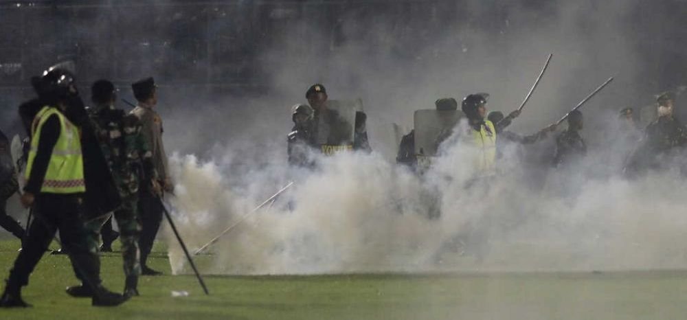 Arbitru condamnat la un an și jumătate de &icirc;nchisoare! A fost găsit vinovat pentru moartea a 135 de persoane pe stadion