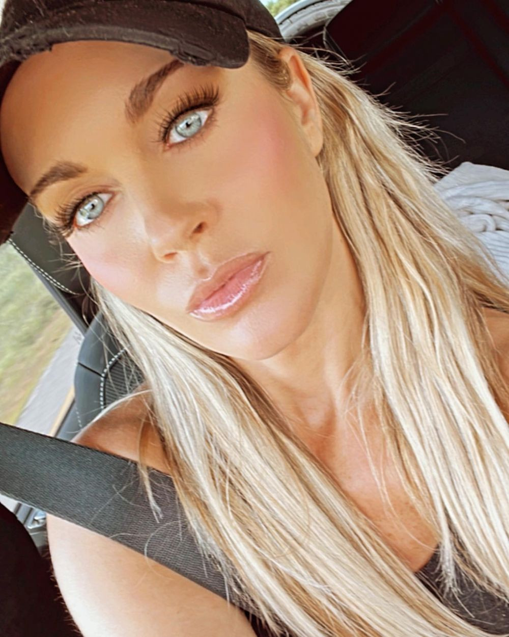 Laura Sanko, pasiune și dramă amoroasă în UFC_14